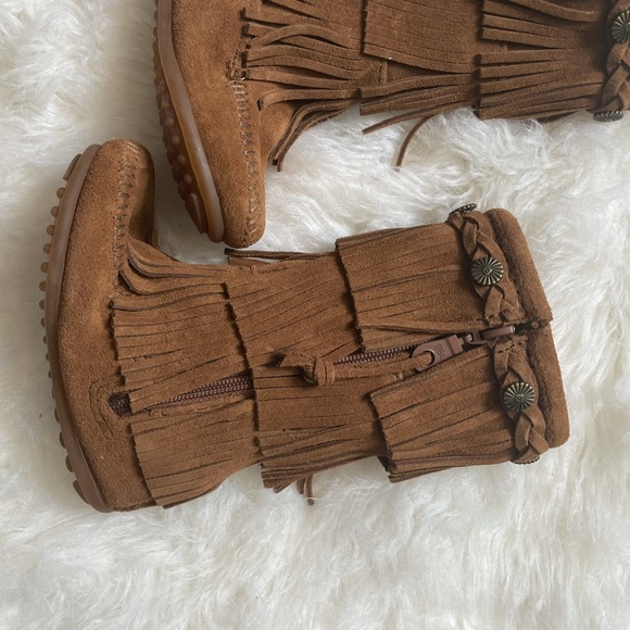 minetonka || Suede Fringe Kids Boots - Picture 11 of 11